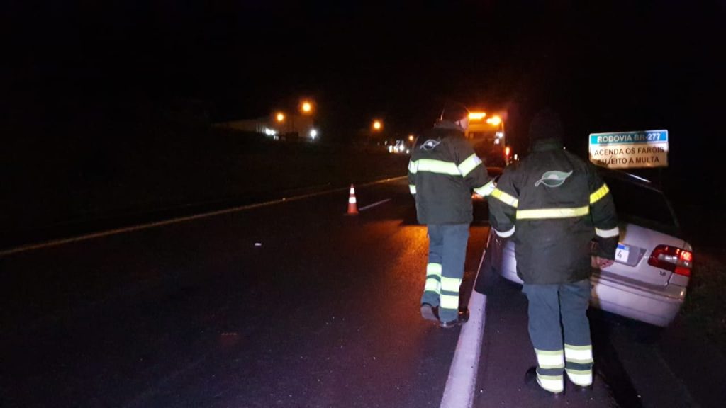 Veículo Polo cai em canaleta às margens da BR-277 após colisão lateral contra carreta