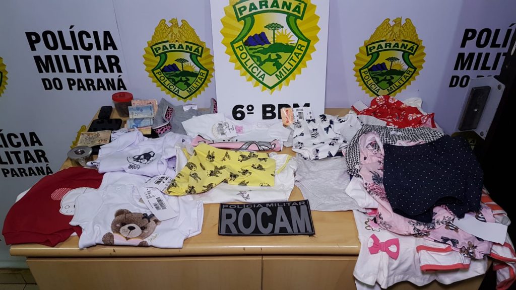 Trio de mulheres é preso pela PM com roupas furtadas de loja e porções de maconha no Bairro Universitário