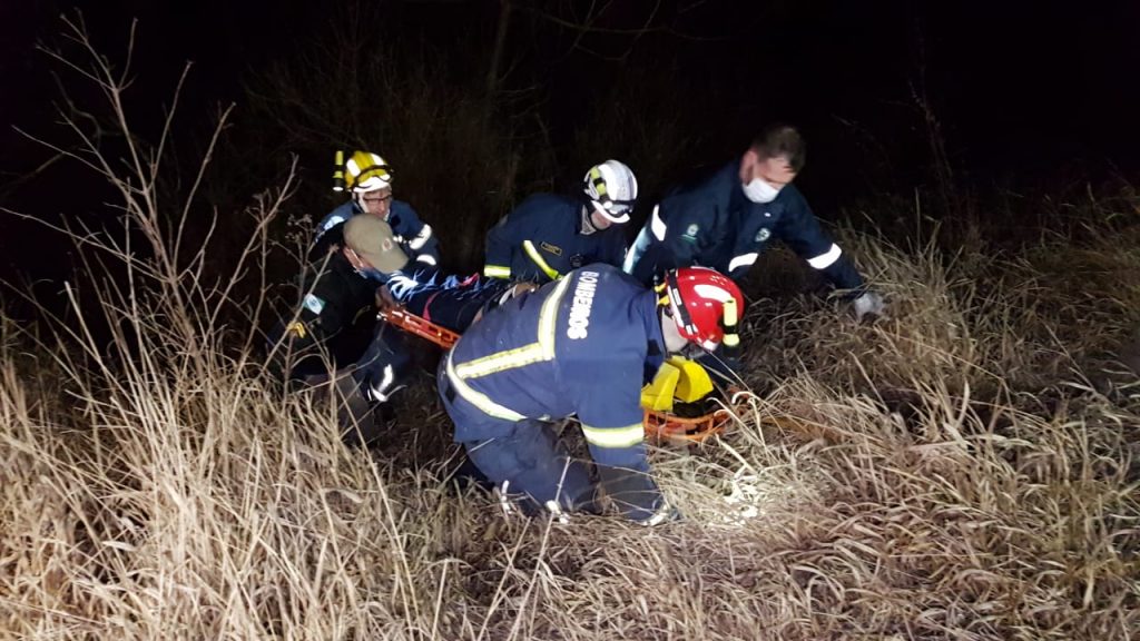Após atropelar capivaras na BR-467, Corolla capota e cai em barranco; motorista ficou em estado grave