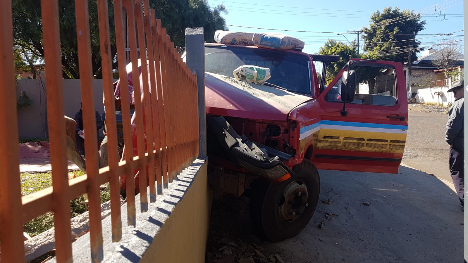 Após problema mecânico, caminhão desce a rua desgovernado e bate contra residência Imagem referente a Após problema mecânico, caminhão desce a rua desgovernado e bate contra residência