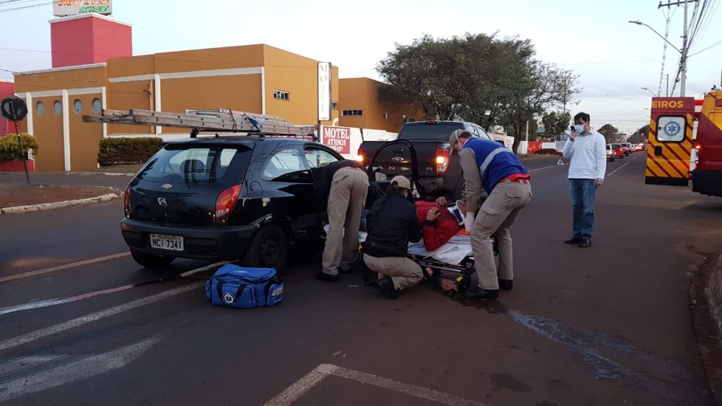 Colisão traseira entre carro e caminhonete deixa dois feridos na Rua Jorge Lacerda