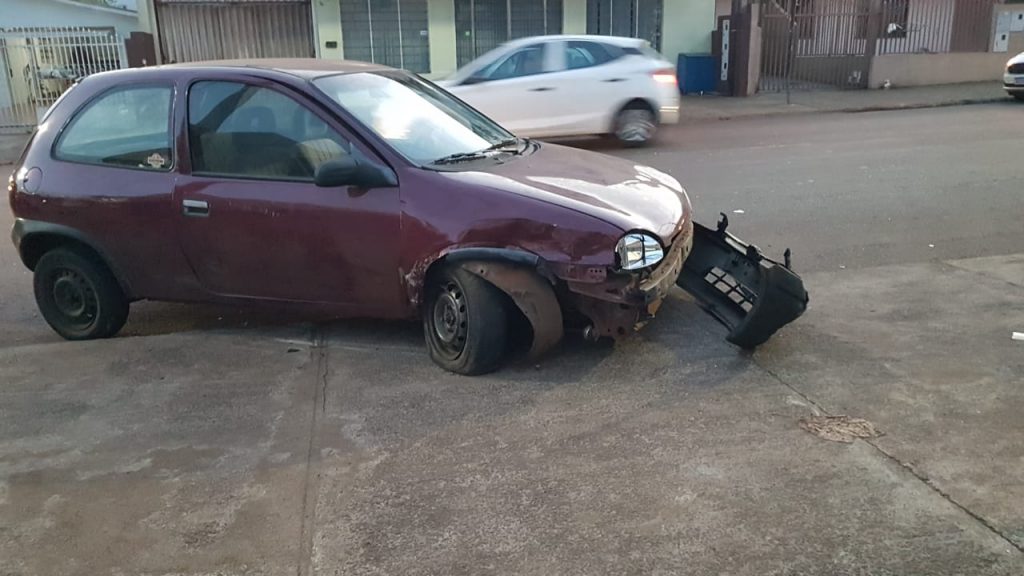 Colisão entre veículos Corsa deixa ambos danificados na Rua Rio da Paz, no Bairro Nova Cidade