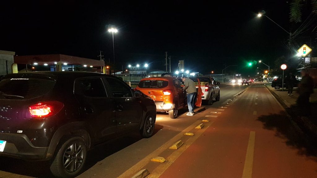 Engavetamento envolvendo três carros mobiliza Siate na Avenida Tito Muffato, no Santa Cruz