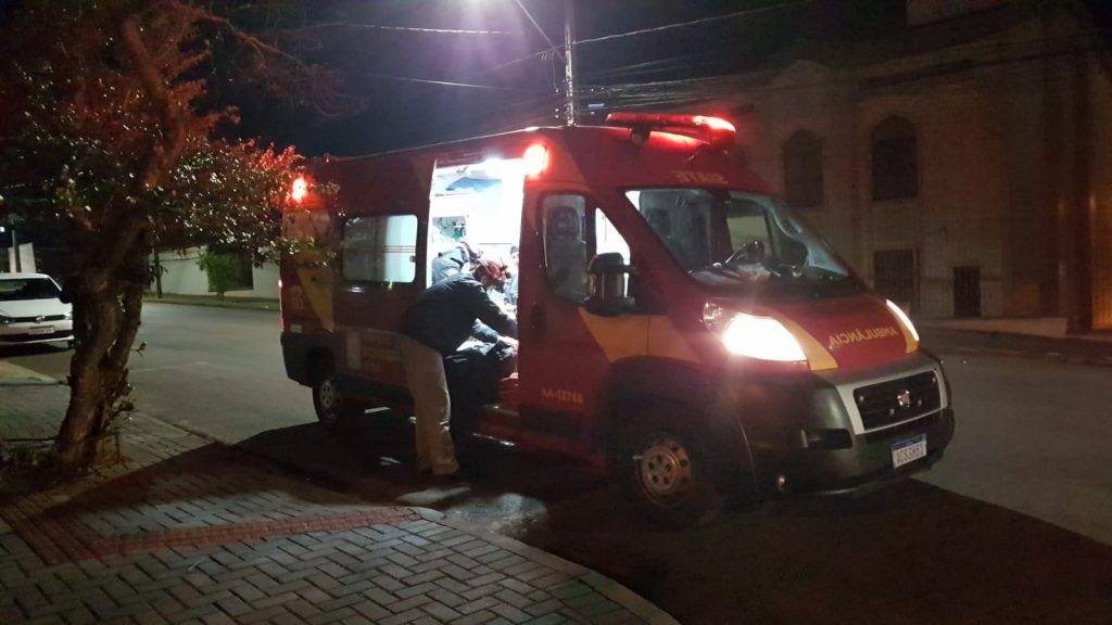 Colisão entre motos deixa jovens feridos na Rua JK, esquina com a Rua Natal; Siate foi mobilizado