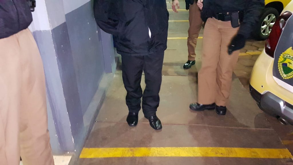 Após se envolver em colisão de trânsito, motorista é preso por embriaguez na Rua Rio da Paz