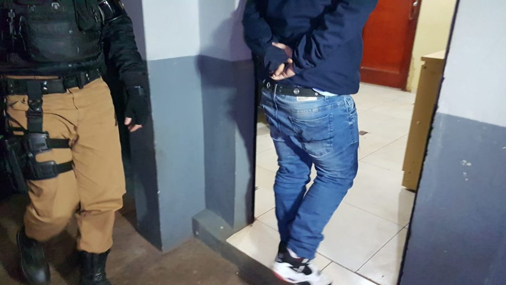 Homem que cobria tornozeleira eletrônica com papel alumínio e portava cocaína é preso pela ROCAM, da PM