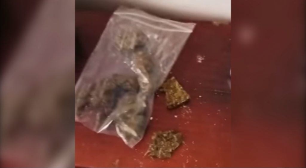Dois são conduzidos pela PM com porções de maconha no Colmeia