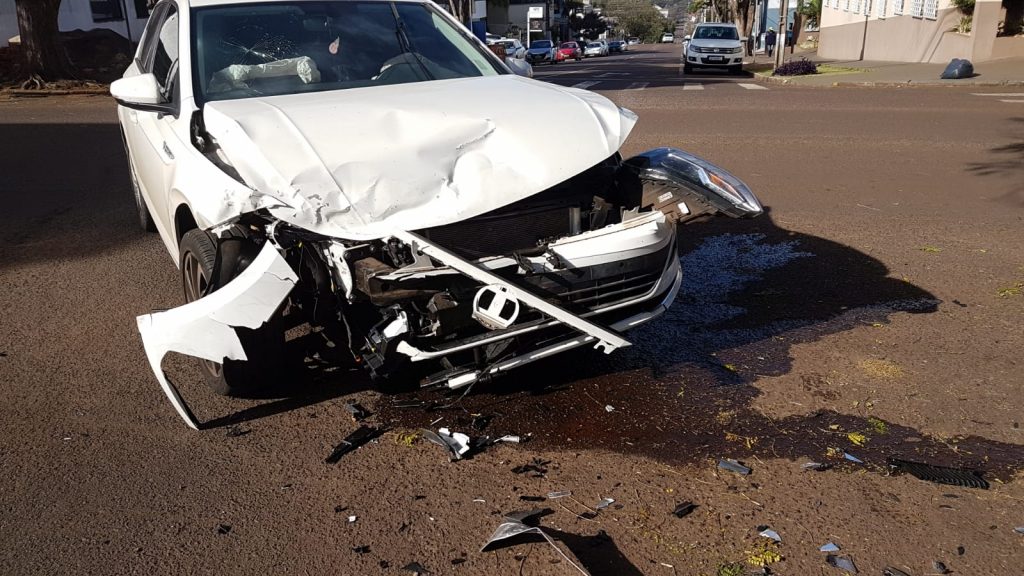 Polo e Sandero batem em cruzamento no Centro