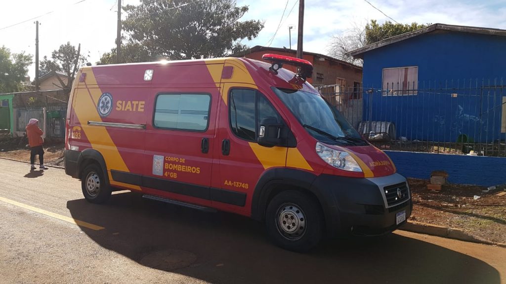 Idoso é socorrido pelo Siate após sofrer queda dentro de casa no Bairro Cascavel Velho