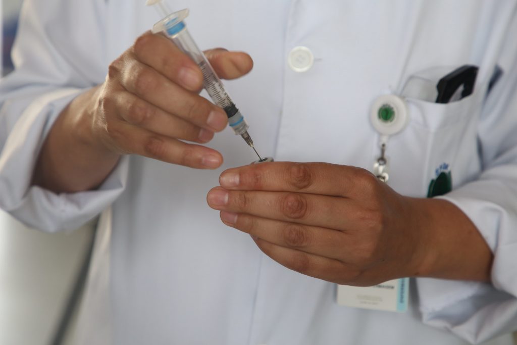 Covid-19: Brasil tem 561,7 mil mortes e 20,1 milhões de casos