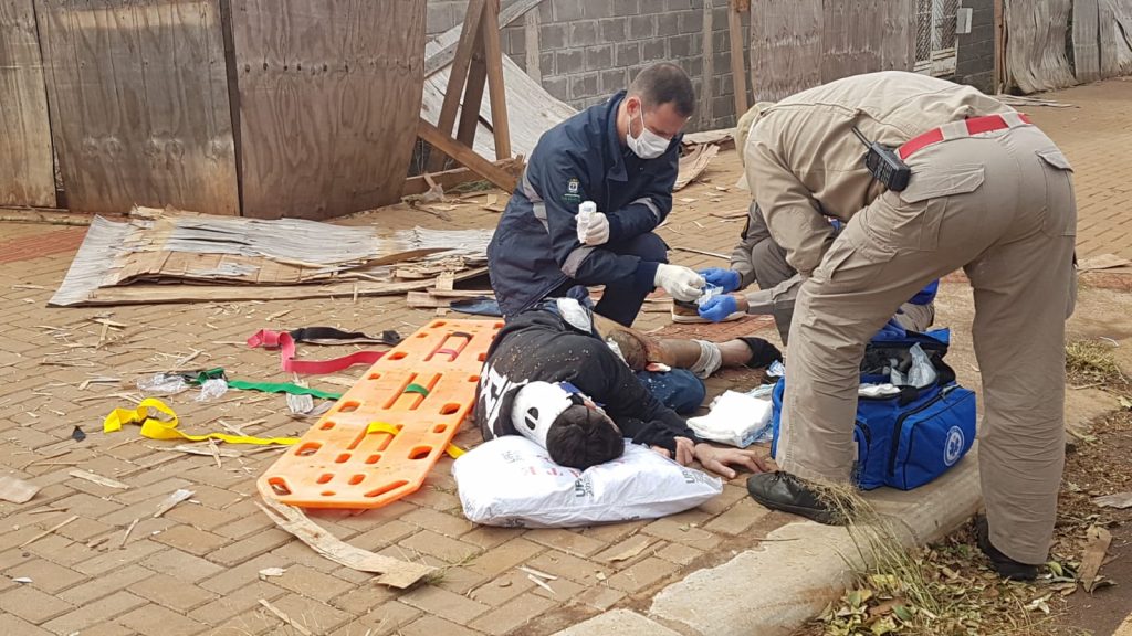 Socorristas e médico do Siate atendem motociclista gravemente ferido em acidente no Bairro Periolo