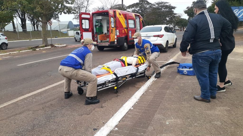 Jovem de 19 anos fratura a clavícula em colisão entre moto e carro ao lado do Ginásio do Ciro Nardi