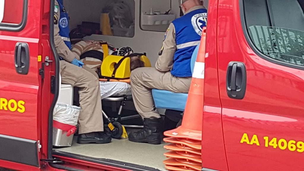 Mulher é socorrida pelo Siate após sofrer queda na Rua Pio XII, no Bairro Neva