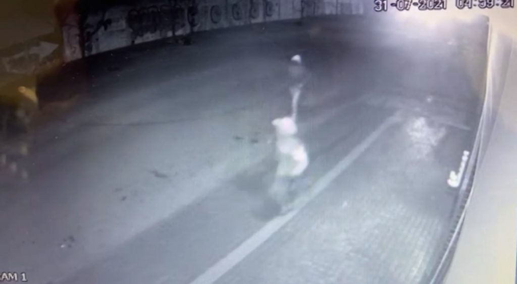 Dupla é flagrada furtando fiação de poste no Bairro São Cristóvão