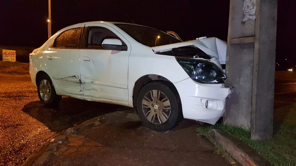 Após colisão, carro atinge poste no viaduto da Rua Jacarezinho