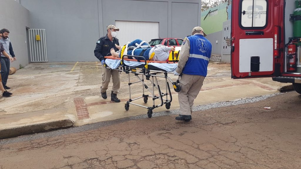 Jovem sofre queda e acaba ferindo o joelho no Bairro Morumbi