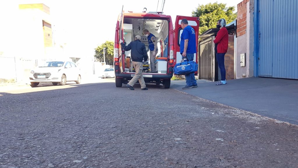 Mulher é socorrida pelo Siate após sofrer queda dentro de casa no Bairro Pioneiros Catarinenses
