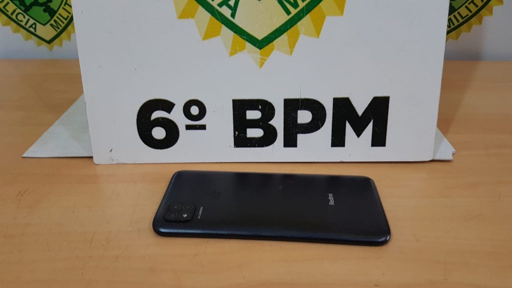 Jovem que portava celular roubado é apreendido pela PM no Bairro Floresta