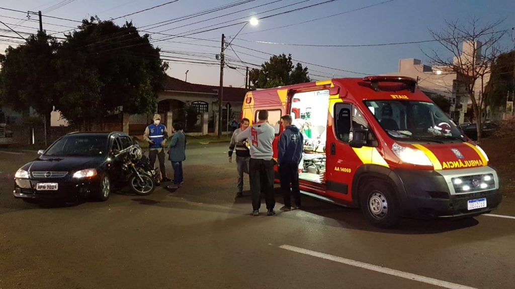 Homem fica ferido em acidente entre carro e moto no Bairro Parque São Paulo