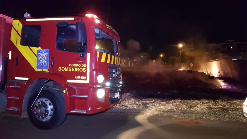 Incêndio em vegetação é eliminado pelo Corpo de Bombeiros na Rua Rio da Paz