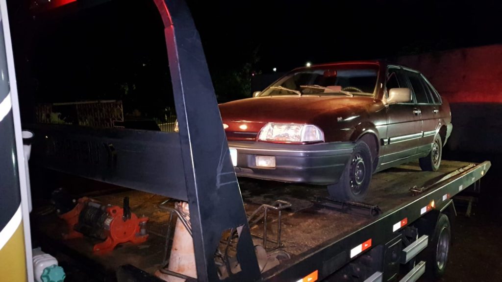 Ford Versailles com registro de crime é localizado abandonado no Bairro Periolo