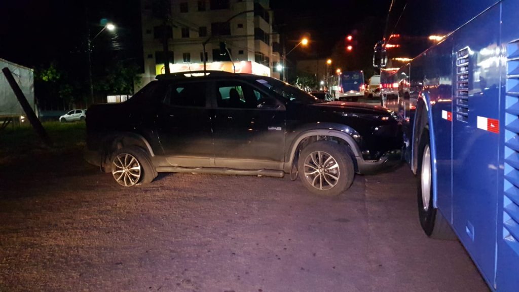 Acidente de trânsito envolve três veículos na Rua JK, esquina com a Rua Fortaleza