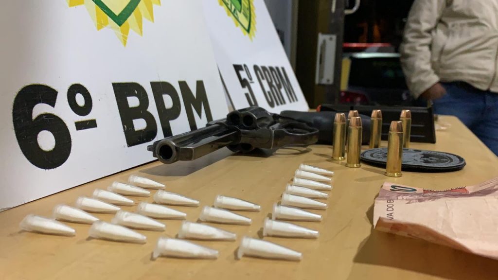 PM detém quarteto, apreende arma, munições e drogas no Bairro Periolo