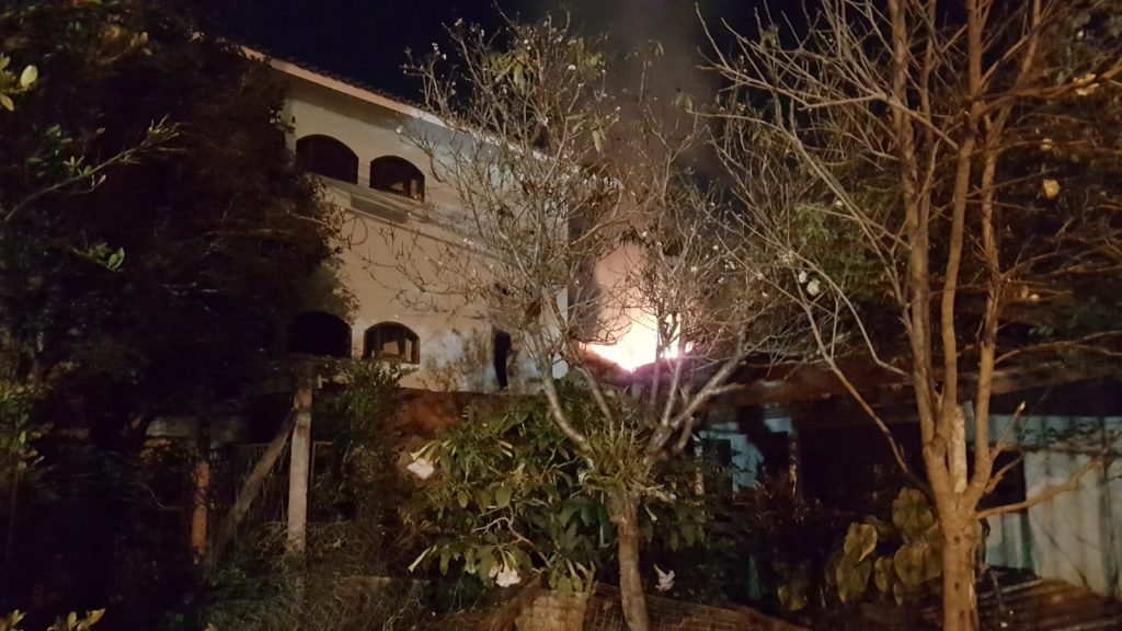 Casa localizada nos fundos de terreno é consumida por fogo no Bairro Tropical