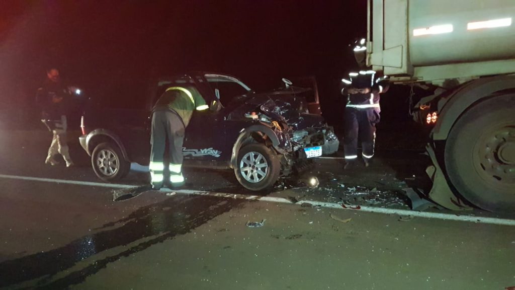 Uno tem a frente destruída ao atingir traseira de caminhão na BR-277 em Cascavel
