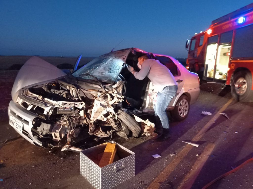 Motoristas ficam presos nas ferragens em grave acidente na PR-486 perto de Alto Piquiri
