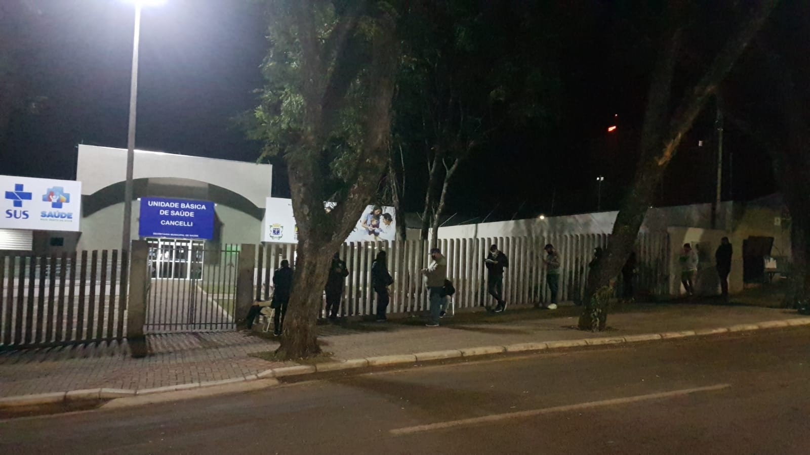 Pessoas com 30 anos ou mais recebem hoje a primeira dose contra Covid-19 em Cascavel; filas são formadas desde cedo Imagem referente a Pessoas com 30 anos ou mais recebem hoje a primeira dose contra Covid-19 em Cascavel; filas são formadas desde cedo