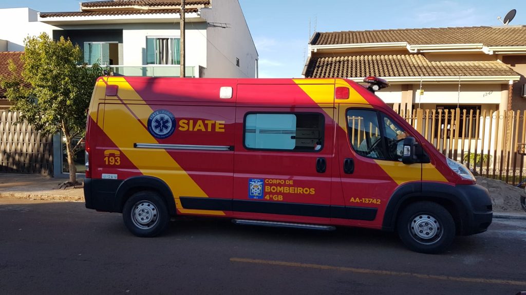 Homem é socorrido pelo Siate após cair de dois metros em obra no Bairro Santa Felicidade