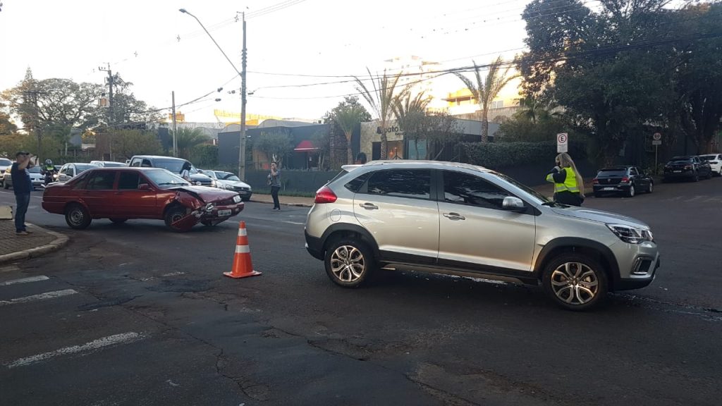 Veículos se envolvem em batida na Rua Paraná, no Centro