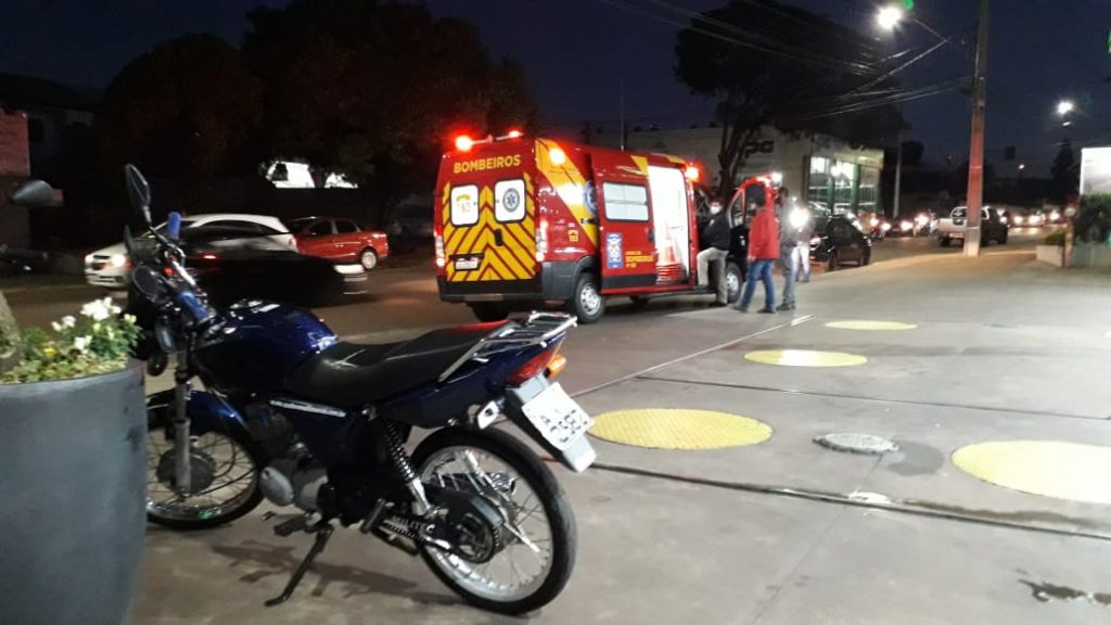 Batida entre carro e moto no Bairro São Cristóvão deixa jovem ferido