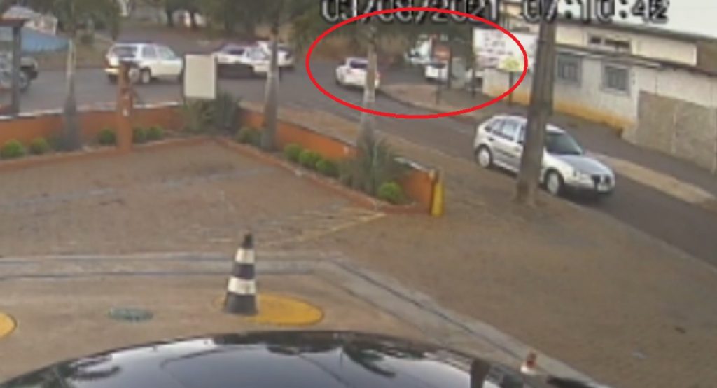 Câmera registra batida entre motociclista e ônibus na Rua Ipanema