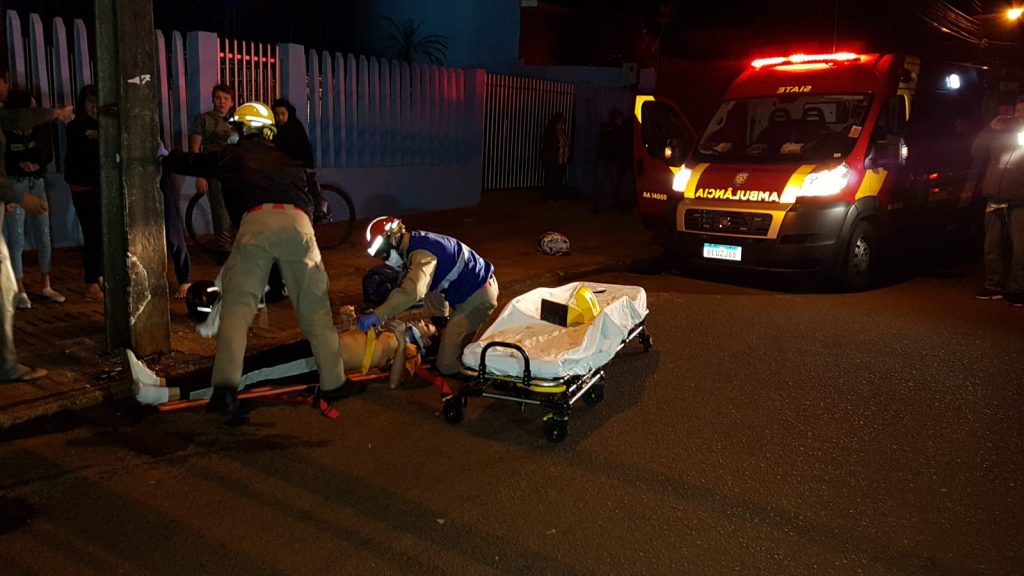 Motociclista fica ferido em forte colisão contra poste no Jardim Bela Vista; Siate foi mobilizado
