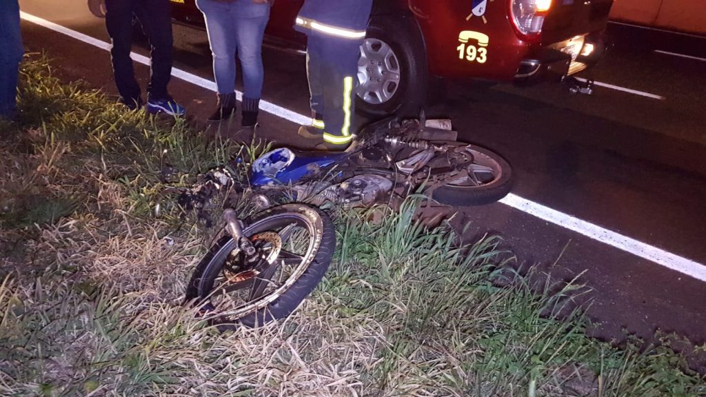 Motociclista tem fraturas expostas em braço e perna em colisão contra carro na marginal da PRc-467, no Colmeia