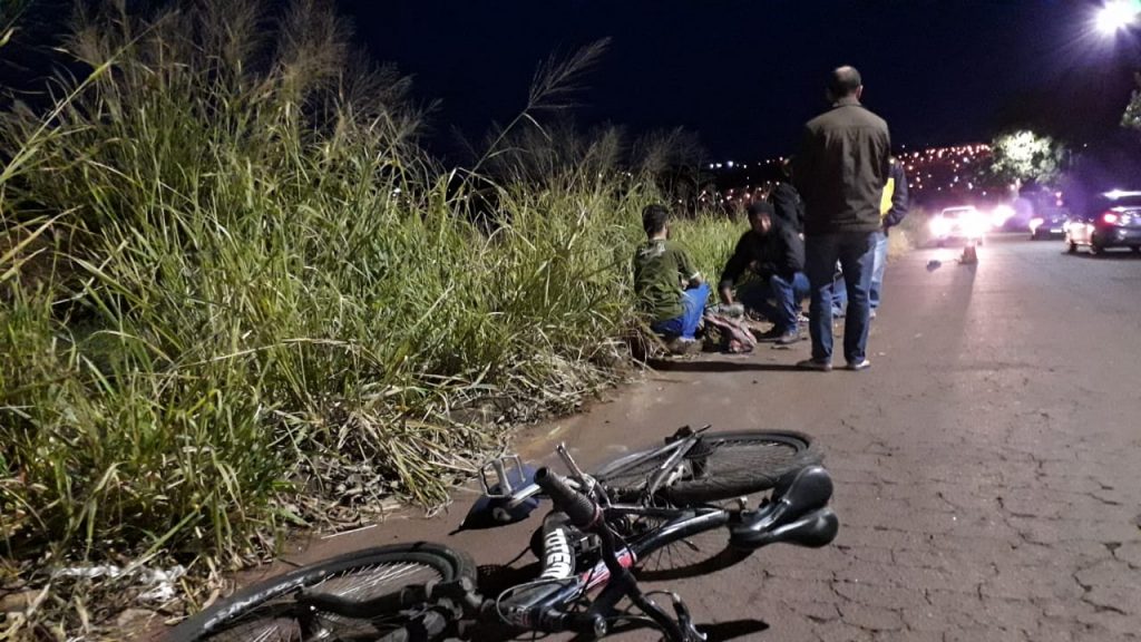 Ciclista fica ferido em acidente de trânsito na Rua Altemar Dutra, na região do Bela Vista