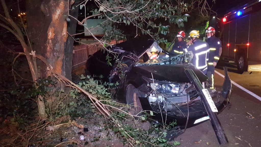 Grave colisão entre carros mobiliza grande aparato do Corpo de Bombeiros ao Bairro Neva