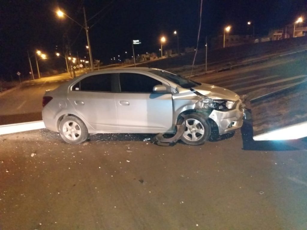 Motorista perde o controle e atinge poste na Avenida Guaíra, no Bairro Tropical III