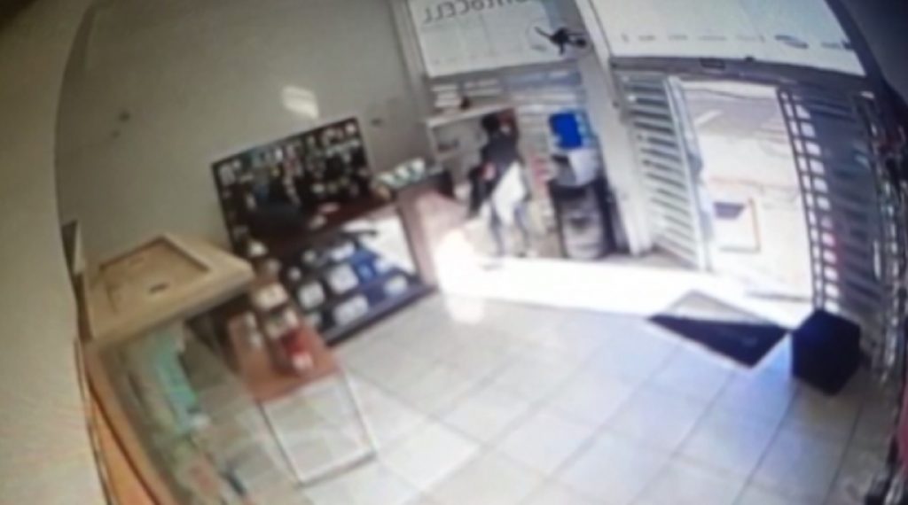 Vídeo mostra homem furtando caixa de som em empresa no Bairro Cascavel Velho