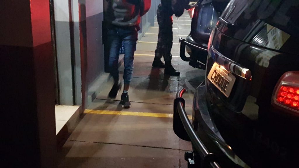 Homem com mandado de prisão em aberto por tráfico de drogas é preso pelo Choque na BR-277
