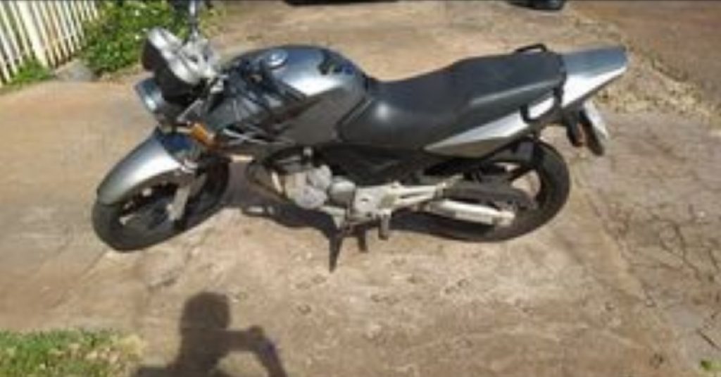 Motocicleta Honda Twister com placa AOD-9J12 foi furtada na Avenida Brasil, no Centro