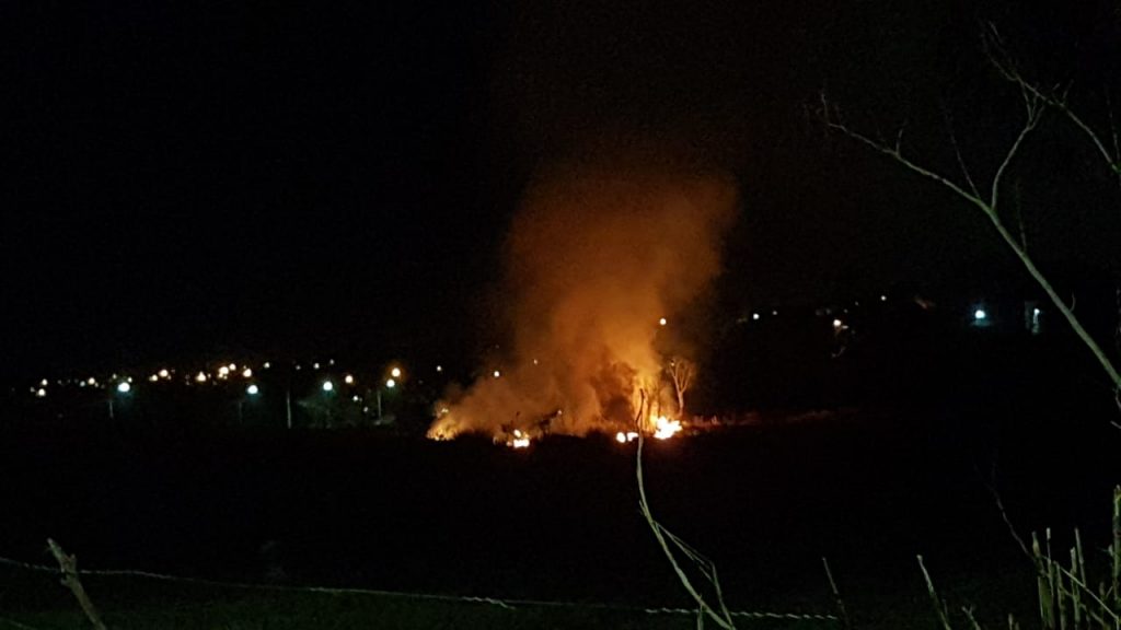 Matagal no Bairro Cascavel Velho pega fogo e Corpo de Bombeiros é mobilizado