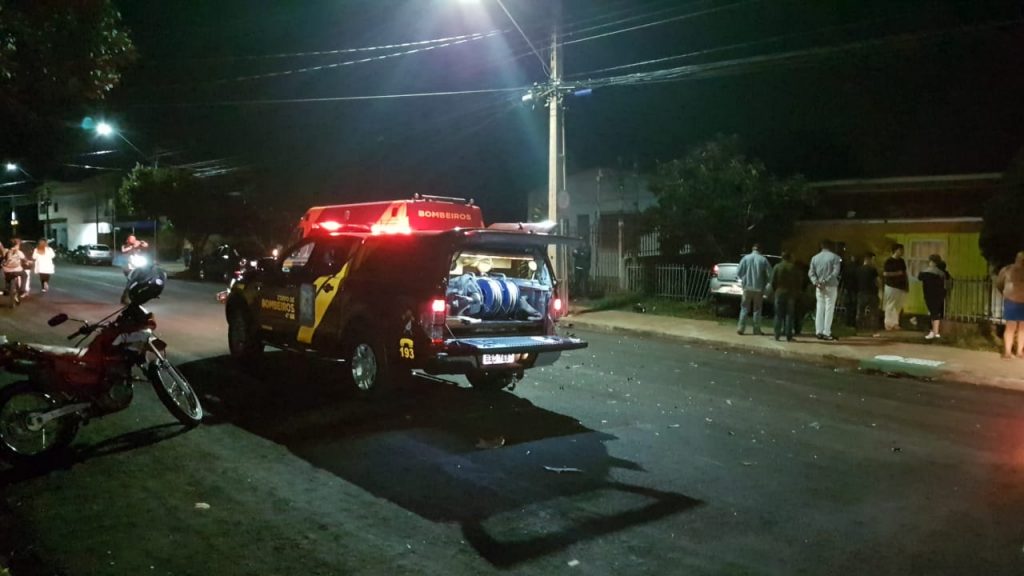 Logan invade imóvel em acidente de trânsito na Rua Cuiabá, no Ciro Nardi; Motociclista sofreu ferimentos graves