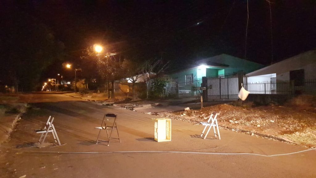 Caminhão atinge fios no Bairro Cascavel Velho e moradores improvisam sinalização