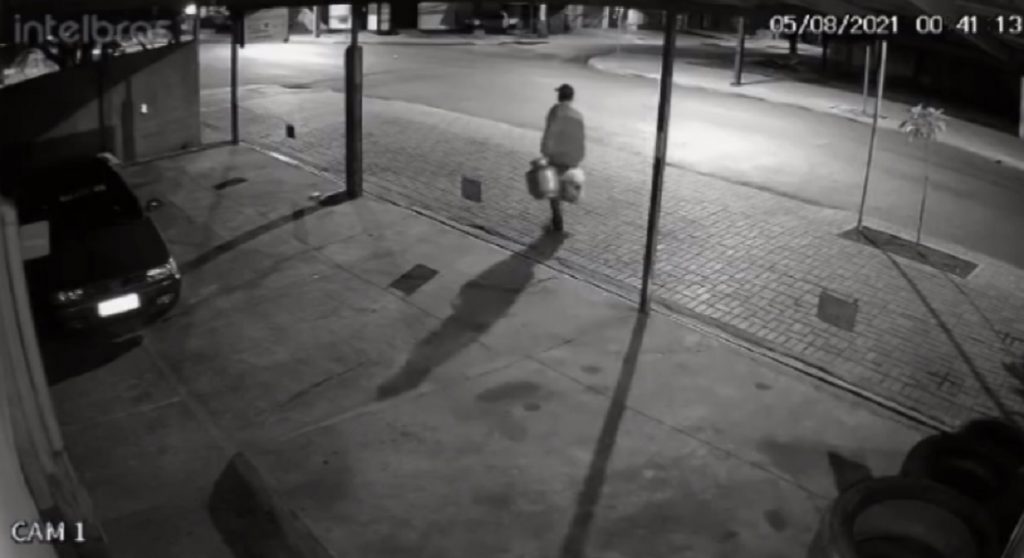 Vídeo mostra suspeito de furto em residência carregando botijão de gás no Bairro Floresta