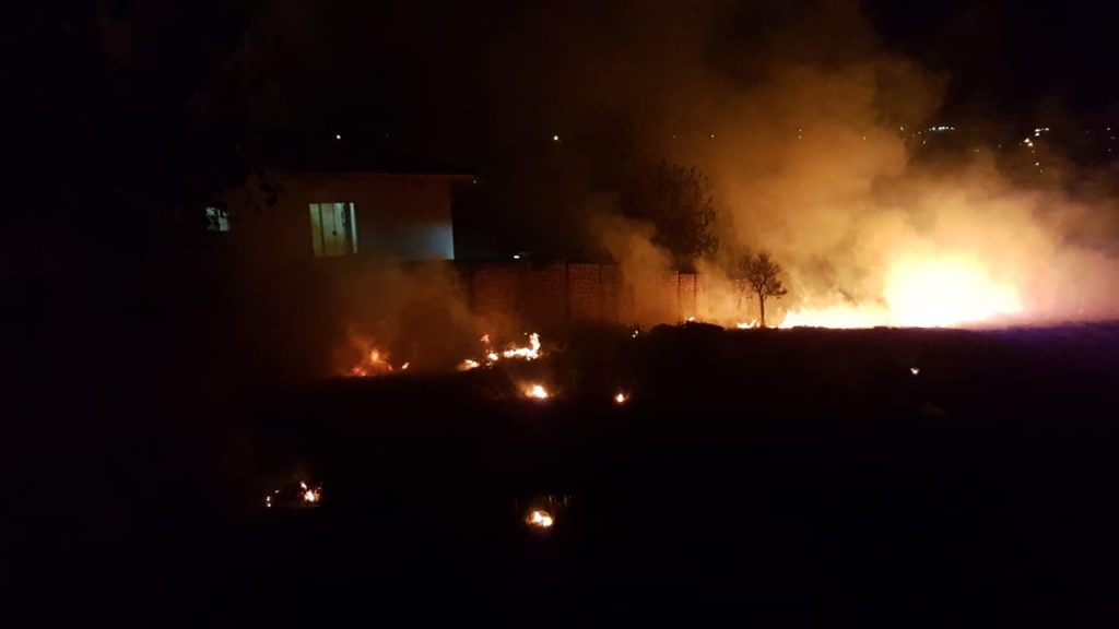 Incêndio atinge grande área de vegetação no Bairro Periolo