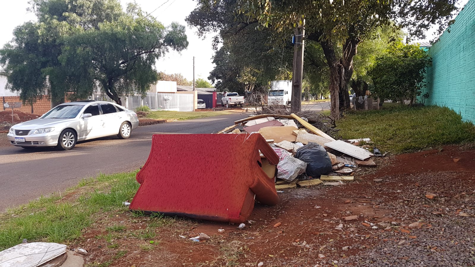 Morador do Floresta afirma que entulho está jogado em cruzamento há muito tempo, mas nada foi feito Imagem referente a Morador do Floresta afirma que entulho está jogado em cruzamento há muito tempo, mas nada foi feito