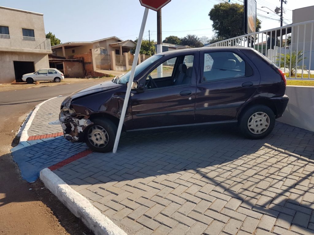 Veículos se envolvem em acidente de trânsito no Bairro XIV de Novembro